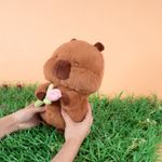 Peluche-con-flores-en-la-mano-serie-kapibala-Miniso-2-26835