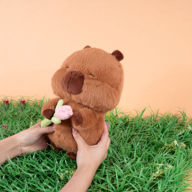 Peluche con flores en la mano serie kapibala -  Miniso