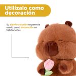 Peluche-con-flores-en-la-mano-serie-kapibala-Miniso-7-26835