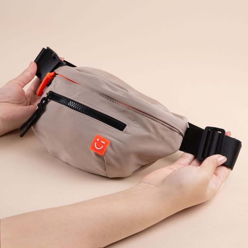 Bolso-estilo-cangurera-miniso-serie-camping-khaki-Miniso-2-27298