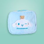 Neceser-de-viaje-grande-de-peluche-con-personajes-de-sanrio-cinnamoroll-Sanrio-2-27487