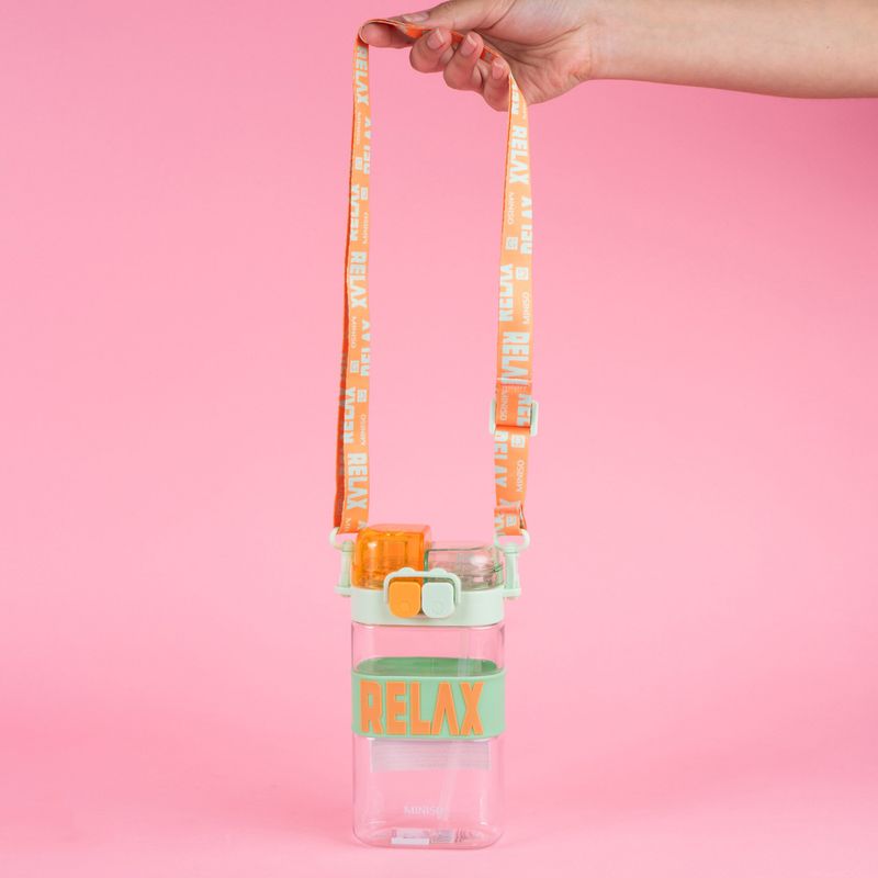 Tomatodo-de-pl-stico-serie-letter-con-correa-para-el-hombro-560-ml-verde-Miniso-2-28067