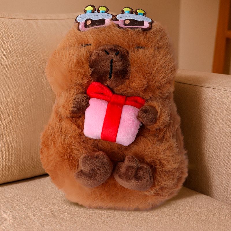 Peluche-sentado-holding-regalo-mimi-bara-capybara-serie-mini-family-Mini-Family-2-27976