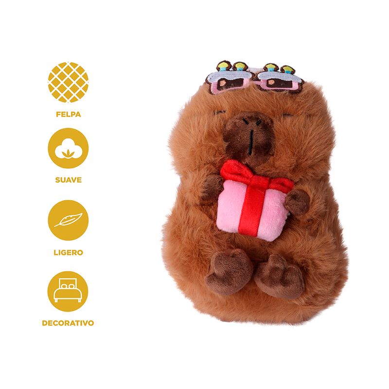 Peluche-sentado-holding-regalo-mimi-bara-capybara-serie-mini-family-Mini-Family-3-27976