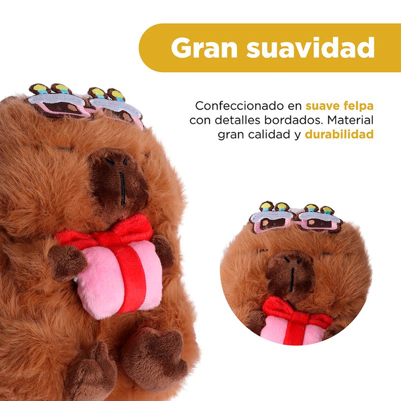 Peluche-sentado-holding-regalo-mimi-bara-capybara-serie-mini-family-Mini-Family-4-27976