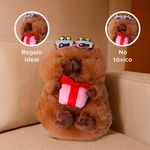 Peluche-sentado-holding-regalo-mimi-bara-capybara-serie-mini-family-Mini-Family-5-27976