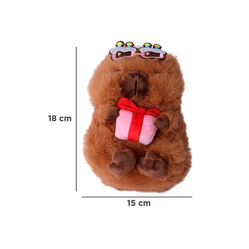 Peluche-sentado-holding-regalo-mimi-bara-capybara-serie-mini-family-Mini-Family-7-27976
