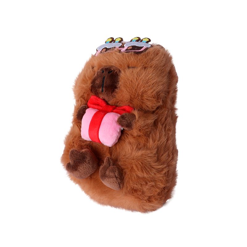 Peluche-sentado-holding-regalo-mimi-bara-capybara-serie-mini-family-Mini-Family-1-27976