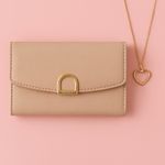 Cartera-para-mujer-miniso-hebilla-dorada-al-frente-beige-Miniso-2-28598