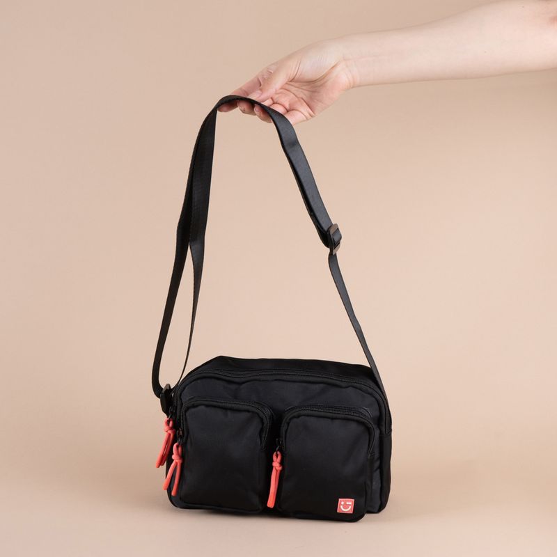 Bolso-crossbody-con-dos-bolsas-al-frente-negro-Miniso-2-28794