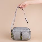 Bolso-crossbody-con-dos-bolsas-al-frente-gris-claro-Miniso-2-28795