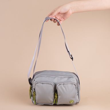 Bolso crossbody con dos bolsas al frente gris claro -  Miniso