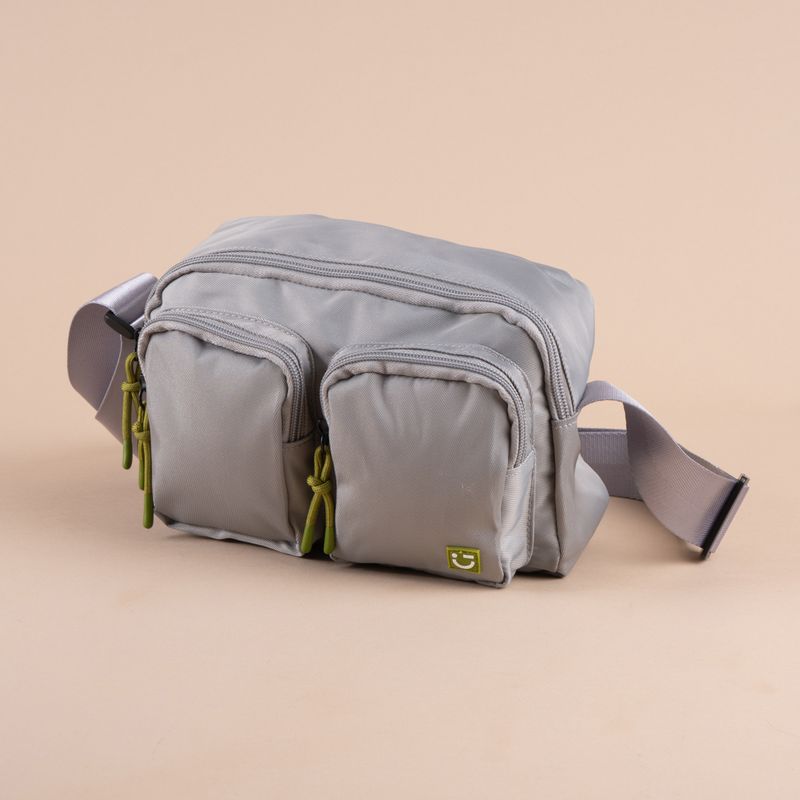 Bolso-crossbody-con-dos-bolsas-al-frente-gris-claro-Miniso-3-28795