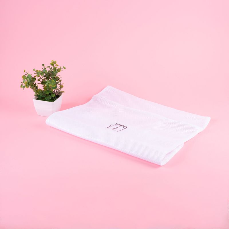 Bolsa-de-lavado-de-malla-gruesa-bordada-50x60-cm-Miniso-3-28233