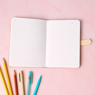 Cuaderno a5 de tapas duras con cinturón blanco 80 hojas serie peach pink -  Miniso