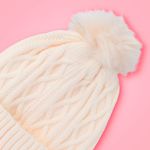 Gorro-tejido-miniso-trenzado-con-borla-de-peluche-blanco-Miniso-2-29009