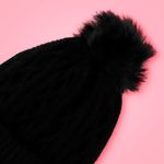 Gorro-tejido-miniso-trenzado-con-borla-de-peluche-negro-Miniso-2-29010