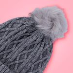 Gorro-tejido-miniso-trenzado-con-borla-de-peluche-gris-Miniso-2-29011