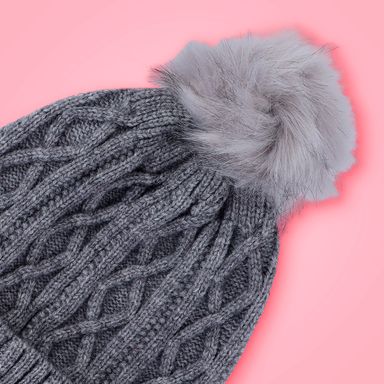 Gorro tejido miniso trenzado con borla de peluche gris -  Miniso