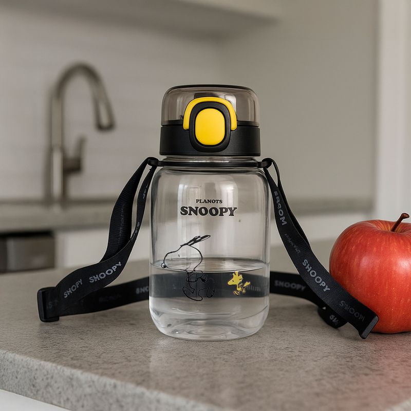 Tomatodo-de-plastico-snoopy-kids-con-correa-para-el-hombro-600-ml-negro-Snoopy-2-26969