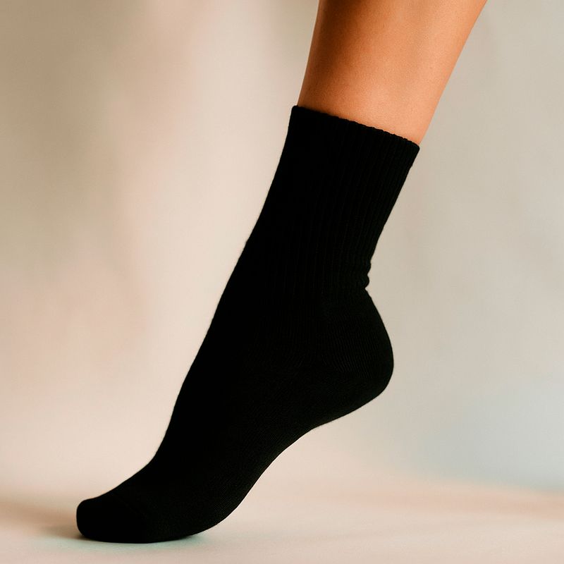 Medias-deportivas-crew-miniso-para-mujer-blanco-y-negro-Miniso-3-29142