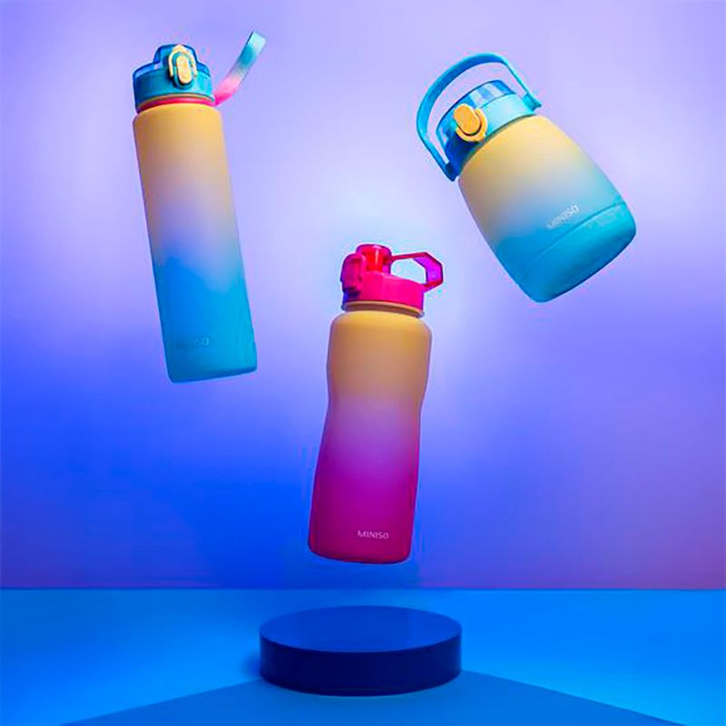 Tomatodo-de-pl-stico-de-gran-capacidad-colores-degradado-con-asa-verde-y-morado-2L-Miniso-2-8587
