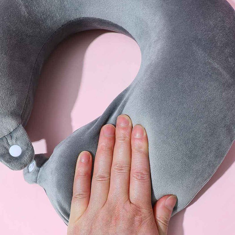 Almohada-para-viaje-memory-foam-gris-Miniso-3-298