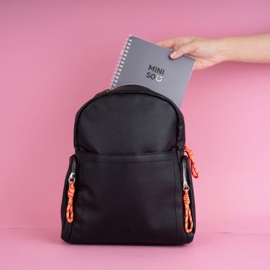 Mochila de moda miniso negro bolsillos a los lados correa naranja -  Miniso