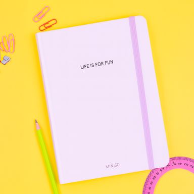 Libreta serie cream de tapas duras a5 80 hojas 3 modelos surtidos 21cm x 14.8cm miniso -  Miniso