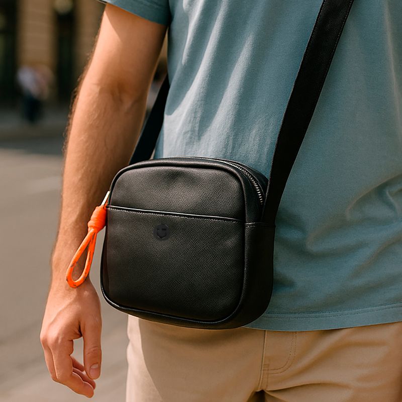 Bolsa-crossbody-lisa-negro-con-asa-naranja-Miniso-2-29542