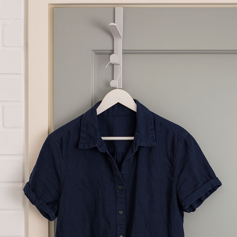 Gancho-de-3-cabezas-para-puerta-gris-Miniso-2-29775