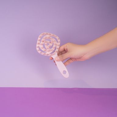 Cepillo para shampoo con cerdas suaves en forma de flor y mango largo -  Miniso