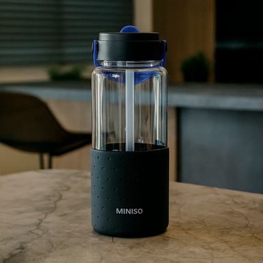 Tomatodo de plástico de color solido 3.0 con correa de 1100 ml negra -  Miniso