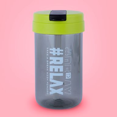 Vaso de plástico con tapa abatible serie letter 500 ml negro -  Miniso