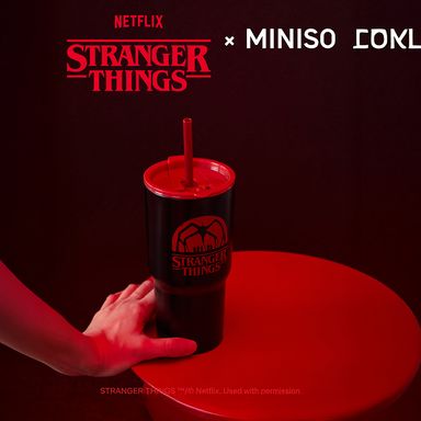 Termo de doble pared con sorbete colección stranger things 580 ml negro -  Stranger Things