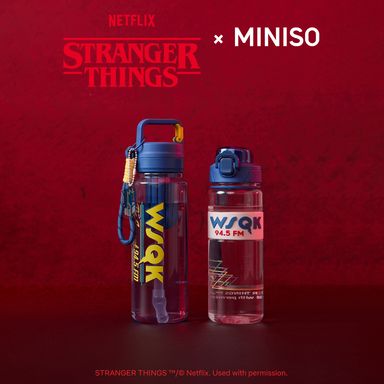 Tomatodo de plástico con tapa emergente colección stranger things 800 ml azul -  Stranger Things