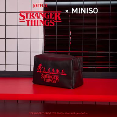 Cosmetiquera letras rojas color negro serie stranger things -  Stranger Things