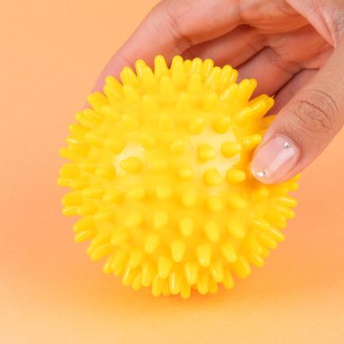 Juguete para mascotas pelota chirriante plástico amarilla -  Miniso