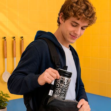 Tomatodo con tapa y boquilla vibrant graffiti plástico negro 640 ml libre de bpa - Miniso