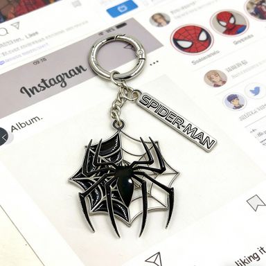 Llavero araña metálico negro - Marvel Spiderman