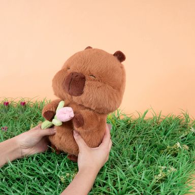 Peluche con flores en la mano serie kapibala - Miniso